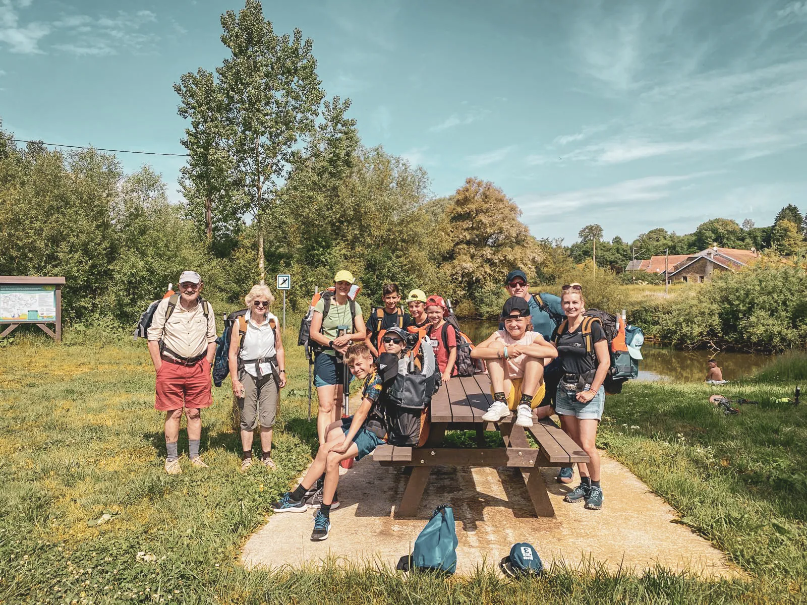 Groupe souriant au bord de la Semois, prêt pour une aventure en pleine nature