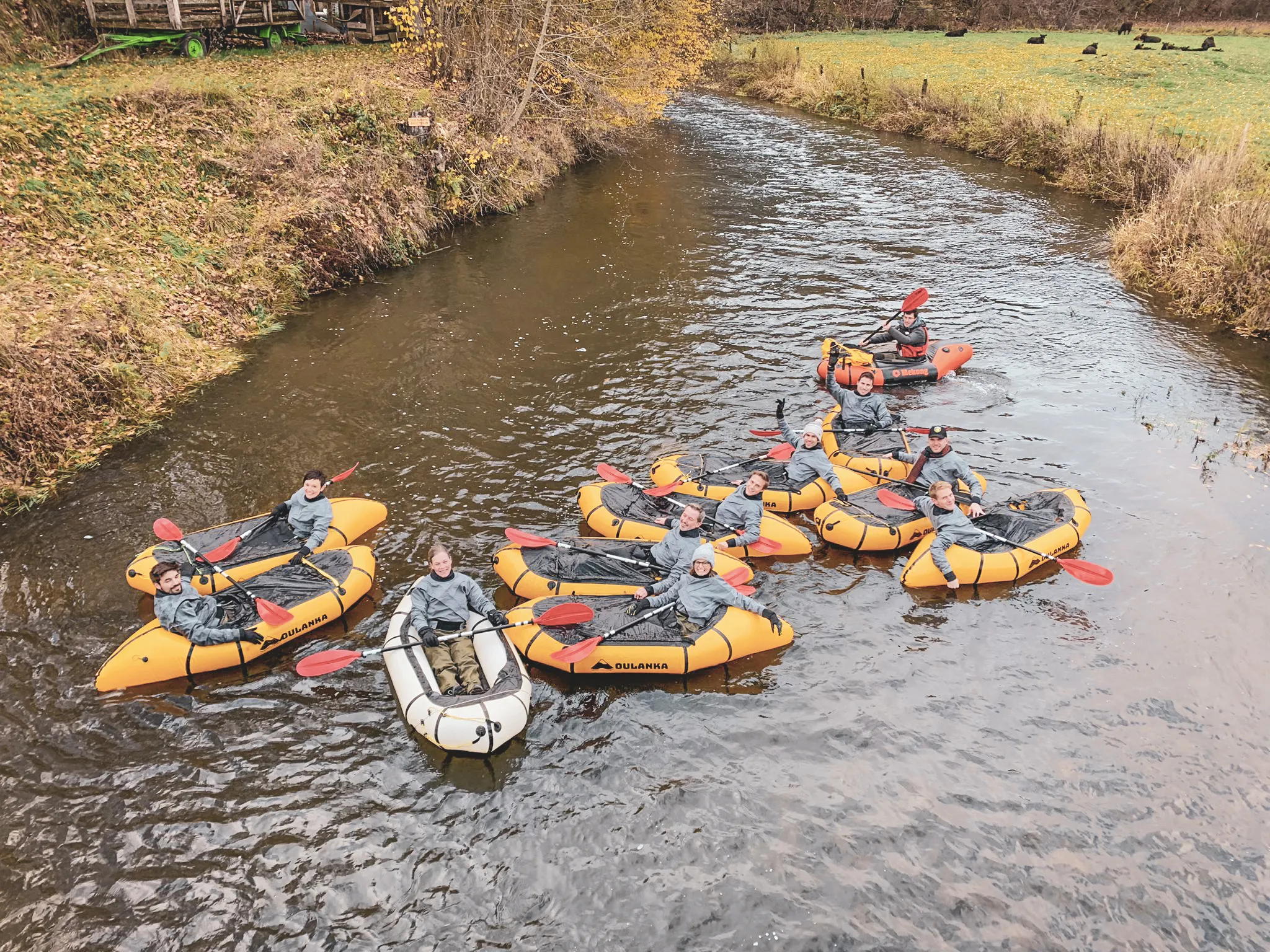 Groupe joyeux en packrafts sur une rivière paisible