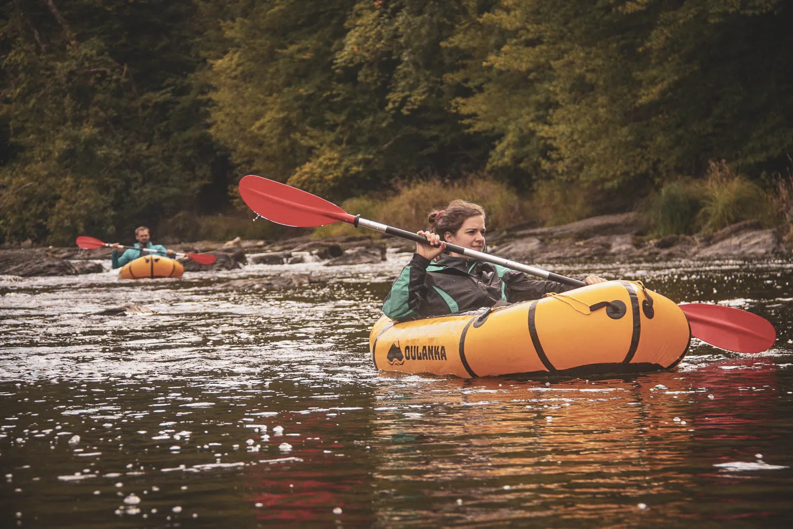 Deux personnes pagaient tranquillement en packraft sur la Semois